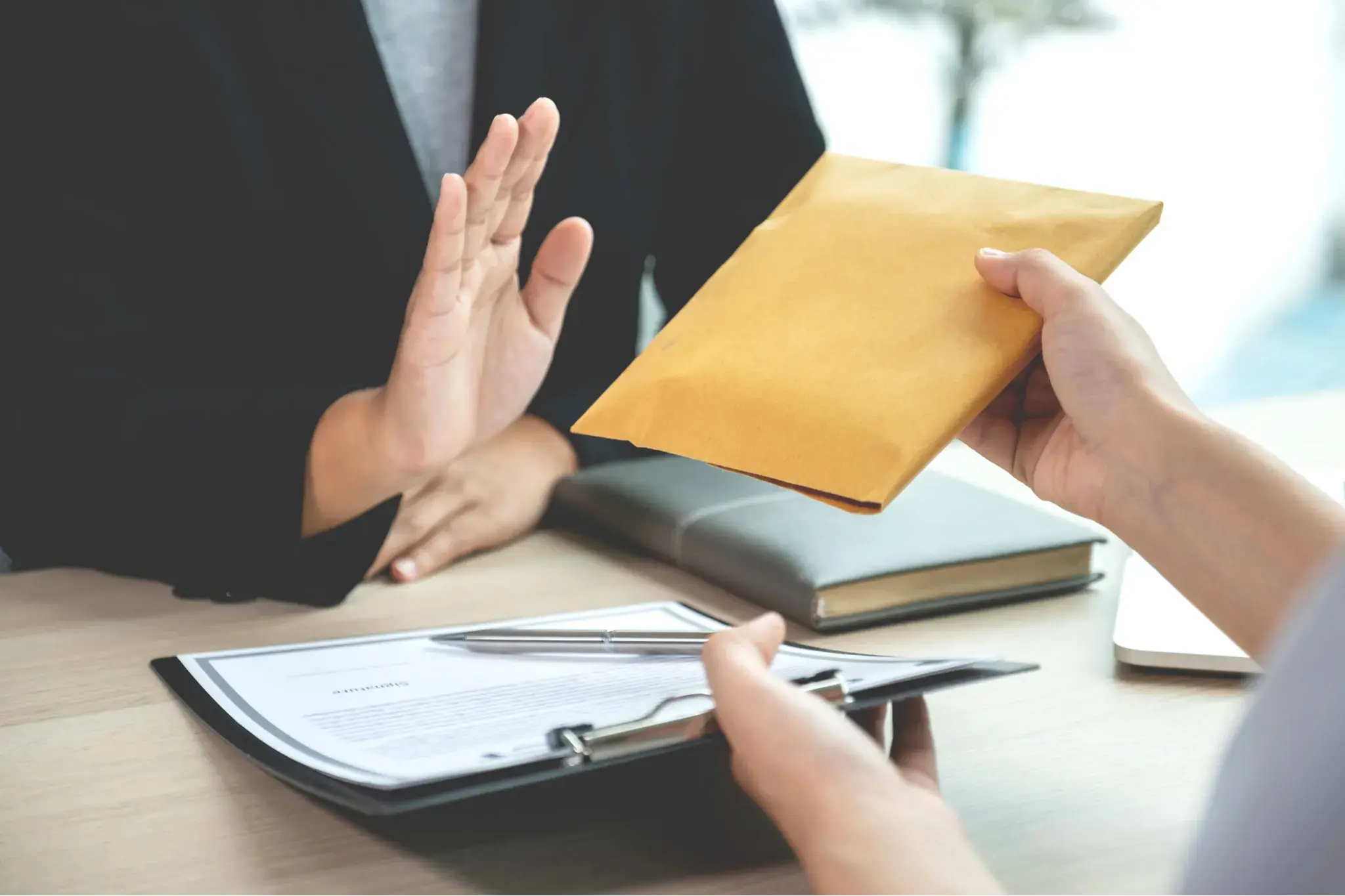 Нийтийн албан тушаалтанд хахууль санал болгосон иргэнийг шүүхээс торгох ялаар шийтгэв